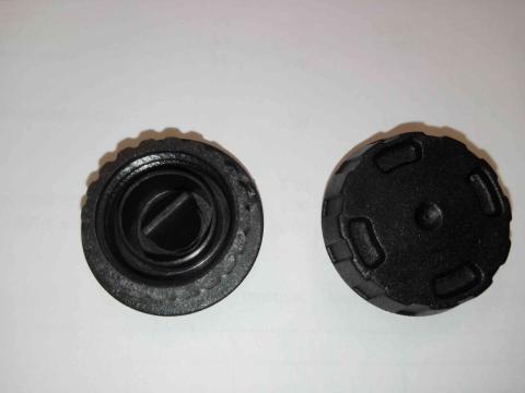 1 PZ Di ZZ-ELETTROSEGA BATTERIA 18V(TAPPO SERBATOIO)