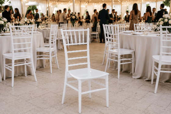 Sedia Tiffany Chiavarina Bianca in Polipropilene Monoblocco Impilabile per Eventi, Catering e Matrimoni